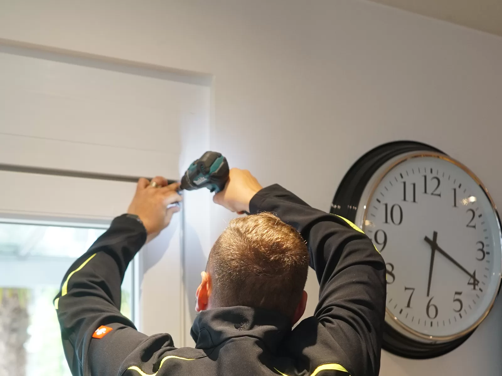 Fachkraft von SD Alarmsysteme bei einer Montage vor Ort